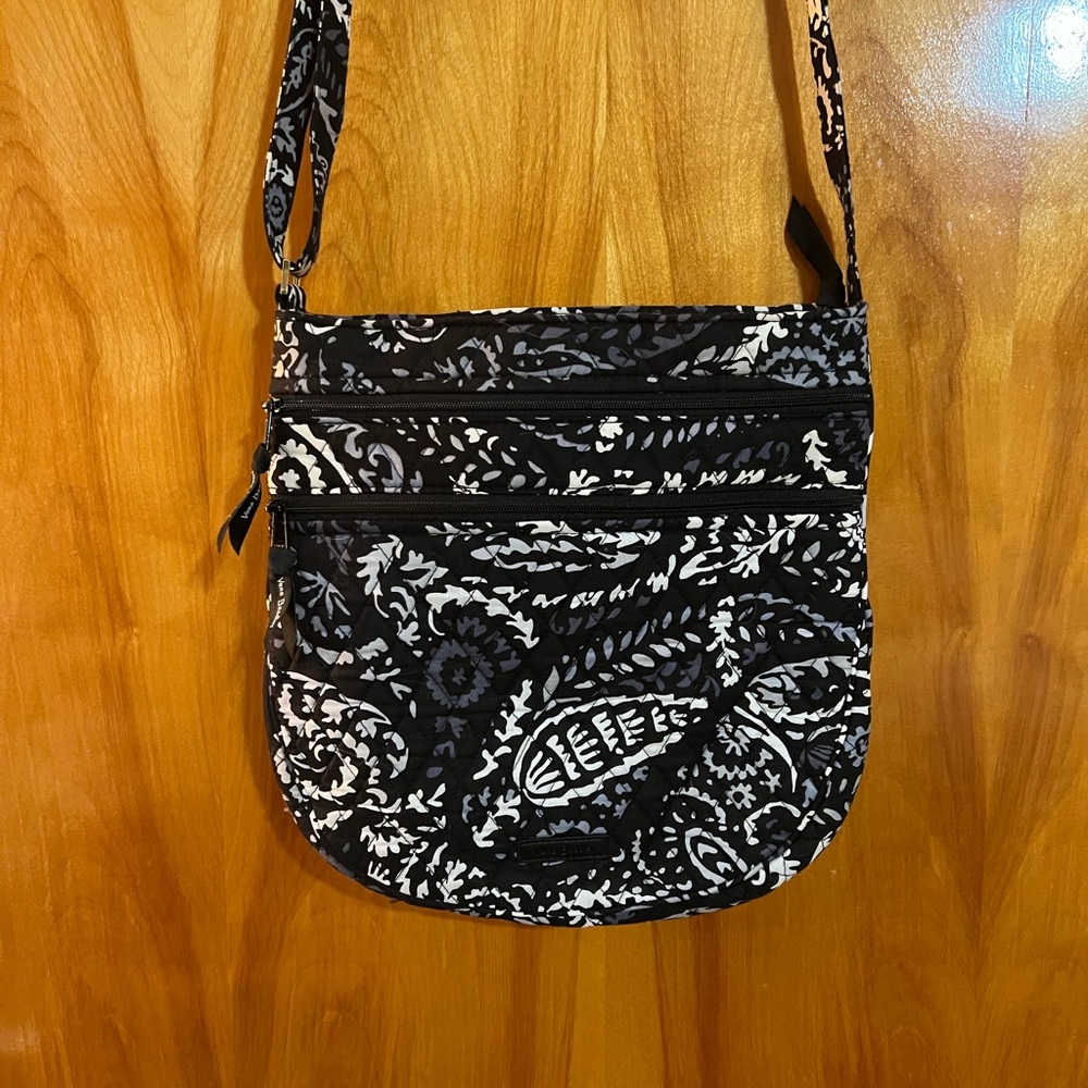Vera Bradley Paisley Noir Triple Zip Hipster  EUC